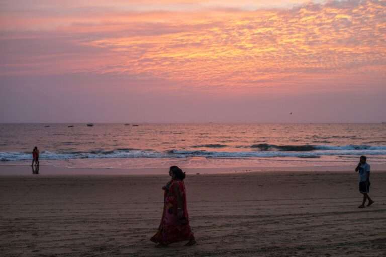 شاطئ باجا في بارديز جوا الهند