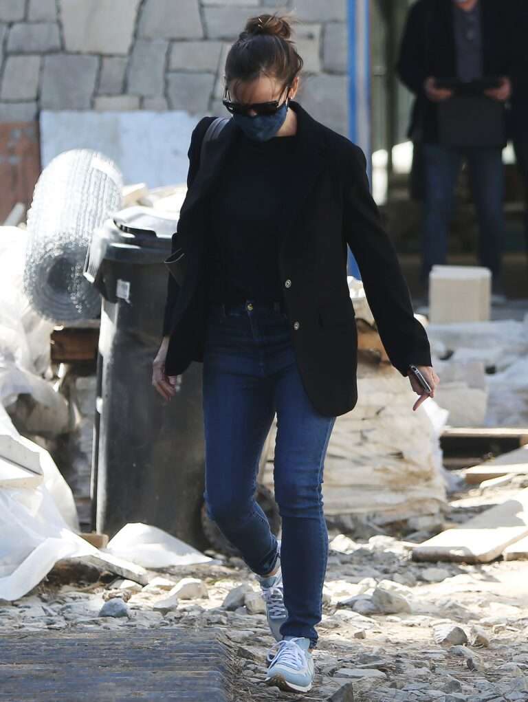 غارنر تسجل الوصول أثناء بناء منزلها في برينتوود.