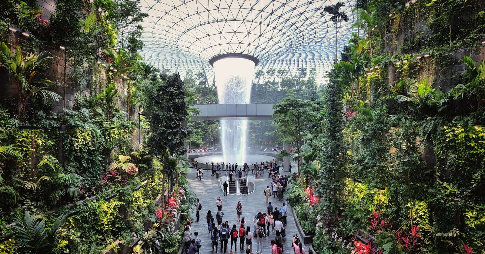 تم تصميم مطار Jewel Changi في سنغافورة من قبل Safdie Architects.