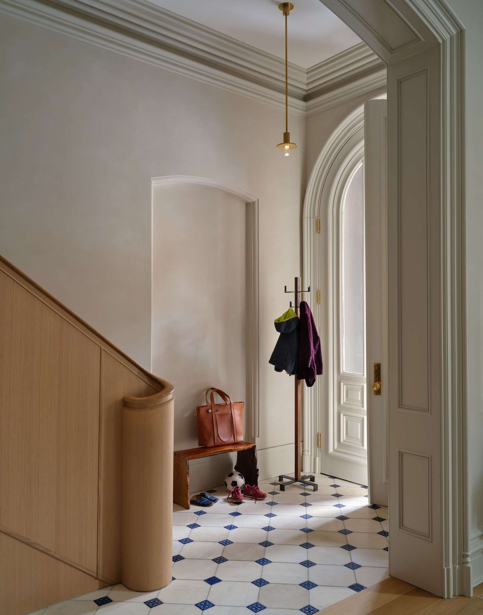 تشمل المفروشات البسيطة لردهات الدخول قلادة Viabizzuno بواسطة Peter Zumthor ومقعد Jeremy Dunklebarger و ...