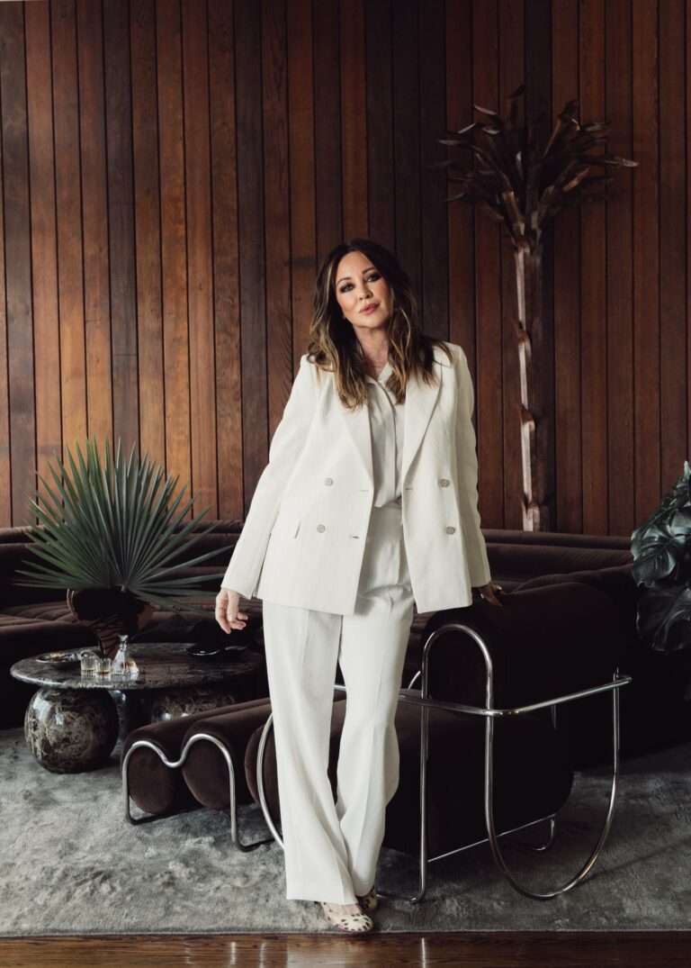 تتخذ تيفاني وقفة وهي ترتدي بدلة بيضاء بالكامل.