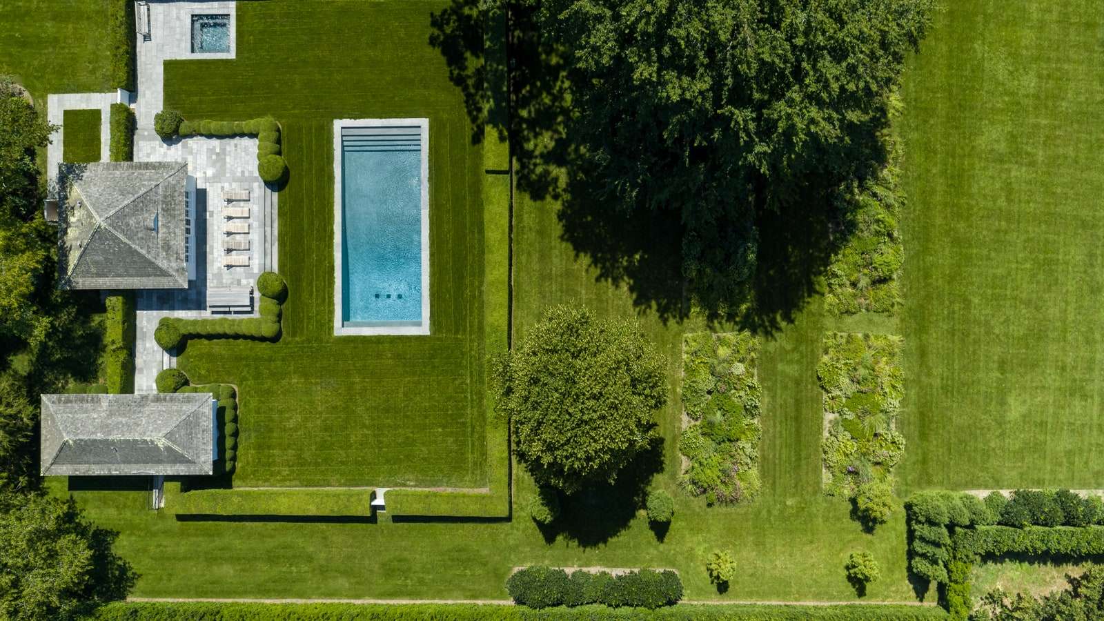 منظر جوي لمنزل كبير مجاور لهيكل ومسبح داخلي