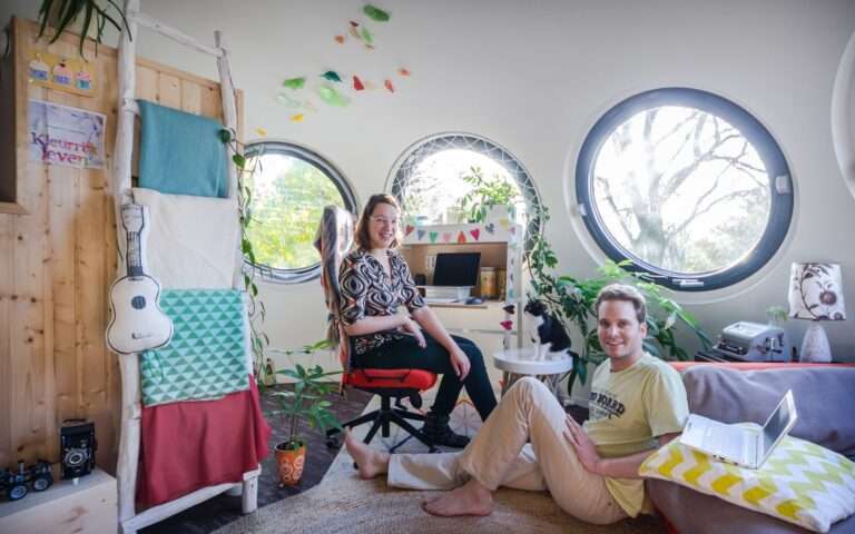 شخصان في الغرفة