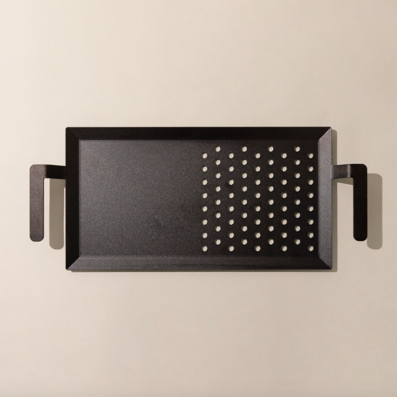 يمكن لثلاثي الشواية المصنوعة من الصلب الكربوني طهيها بالكامل وبسرعة