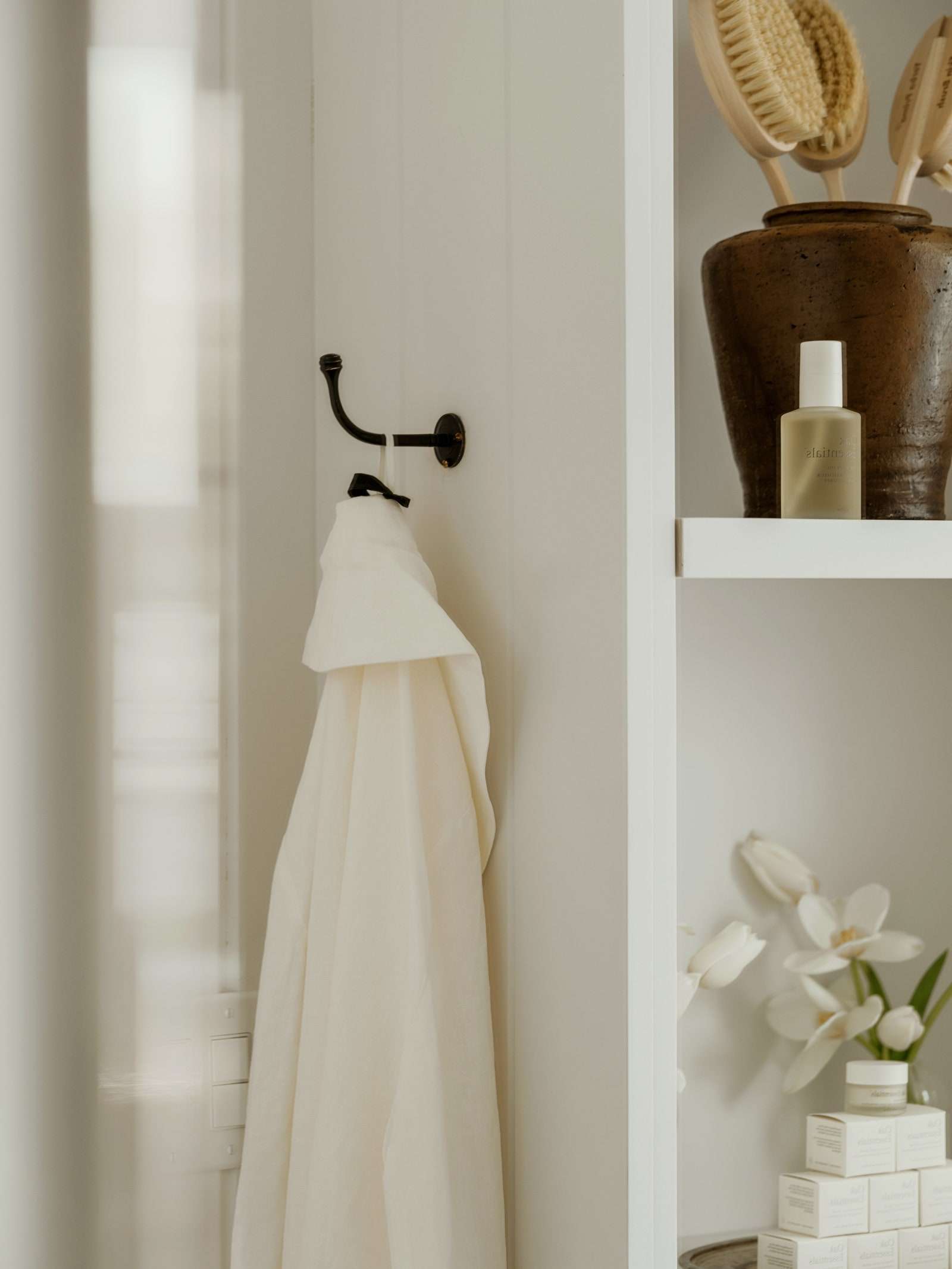 املأ مساحتك بالعناصر التي تجلب لك إحساسًا بالهدوء والسلام. نظام الألوان الجميل لا يضر أيضًا.