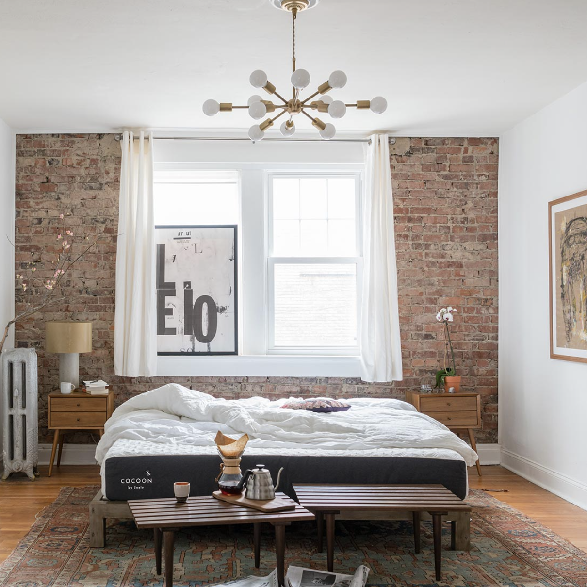 ربما تحتوي الصورة على: غرفة ، غرفة نوم ، في الداخل ، أثاث ، تصميم داخلي ، أرضيات ، أرضية ، سرير ، خشب ، وديكور المنزل