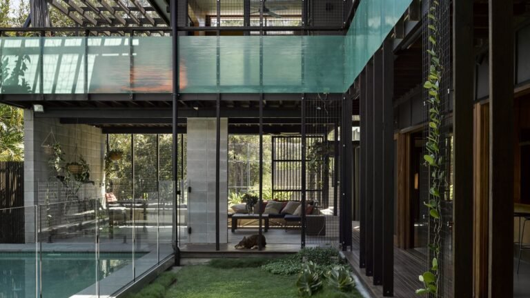 Live Work Share House / Bligh Graham Architects