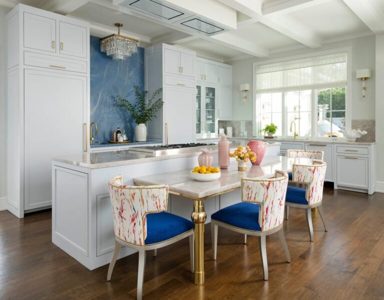 للحصول على منزل في حي Dallass Highland Park ، أنشأ Roz Murphy Design مطبخًا مفتوحًا يواجه مساحة المعيشة.