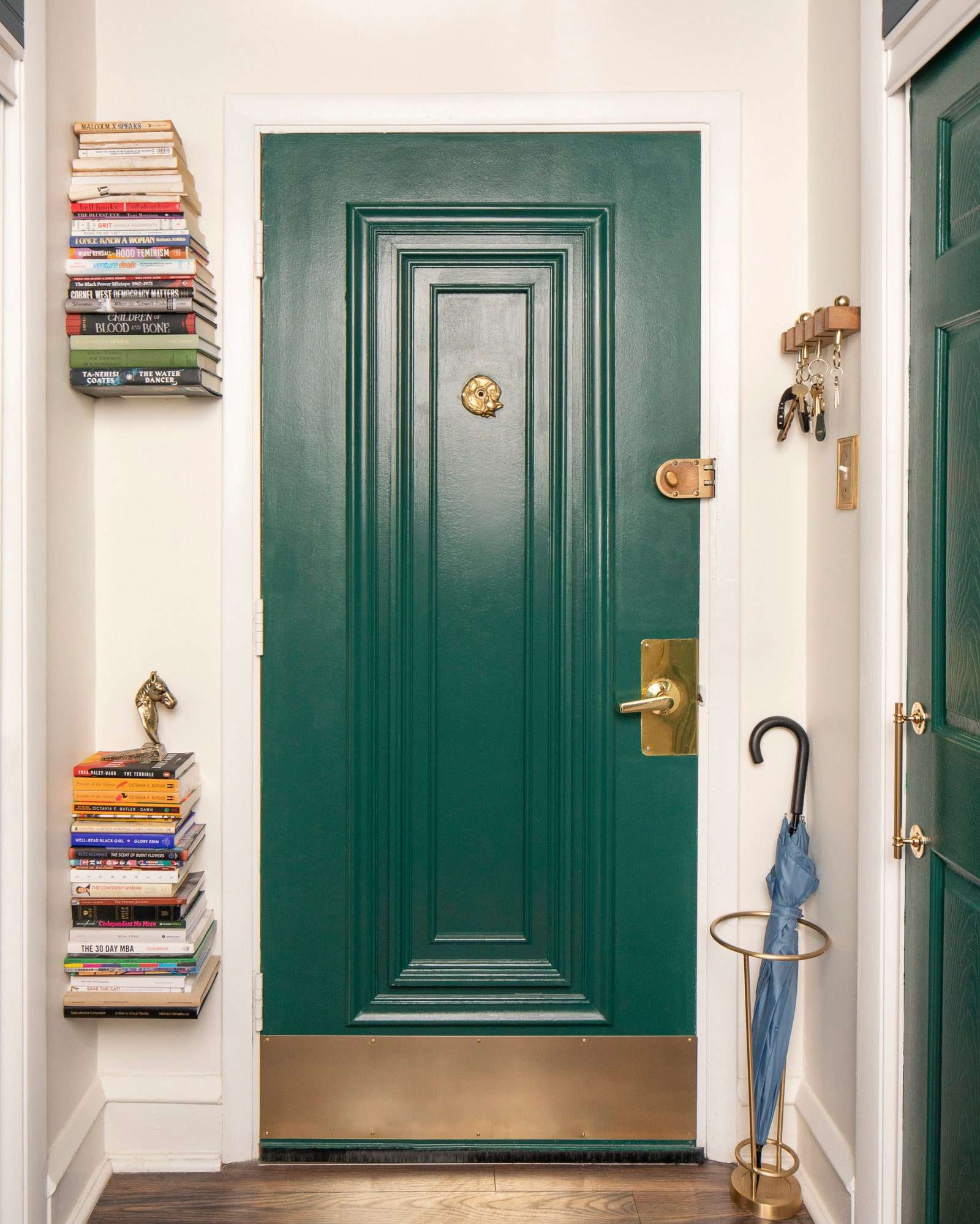 تم طلاء الباب الأمامي الأخضر بلون Dark Everglade بواسطة Behr.