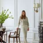 المصممة الداخلية Kylee Shintaffer في غرفة المعيشة بمنزلها في سياتل.