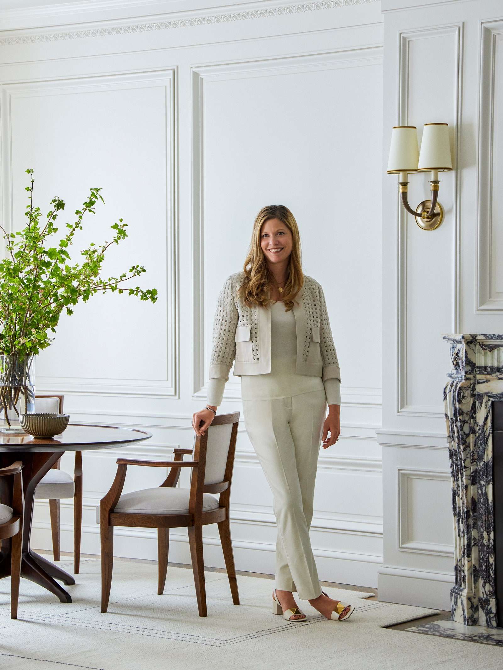 المصممة الداخلية Kylee Shintaffer في غرفة المعيشة بمنزلها في سياتل.