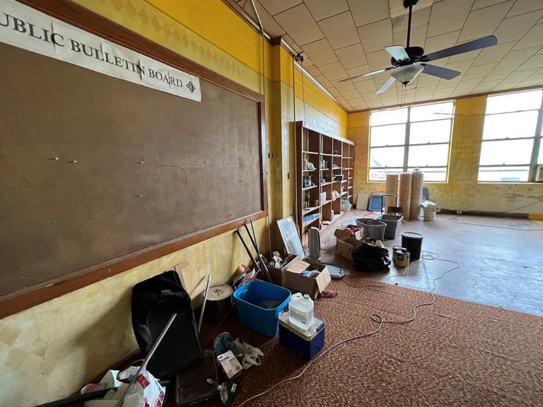 استنزاف الفصول الدراسية مع السبورة