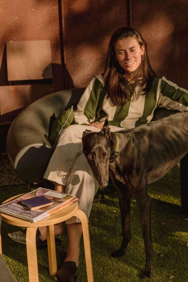 كاتي سبيس مع كلبها جورج مصدر الإلهام وراء مهمة العلامة التجارية ميفز لصنع طعام خام للكلاب