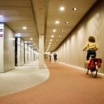 امرأة على الطريق