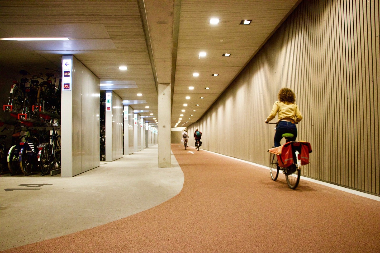 امرأة على الطريق