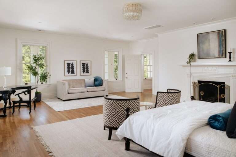 يضم العقار الكبير 11 غرفة نوم.