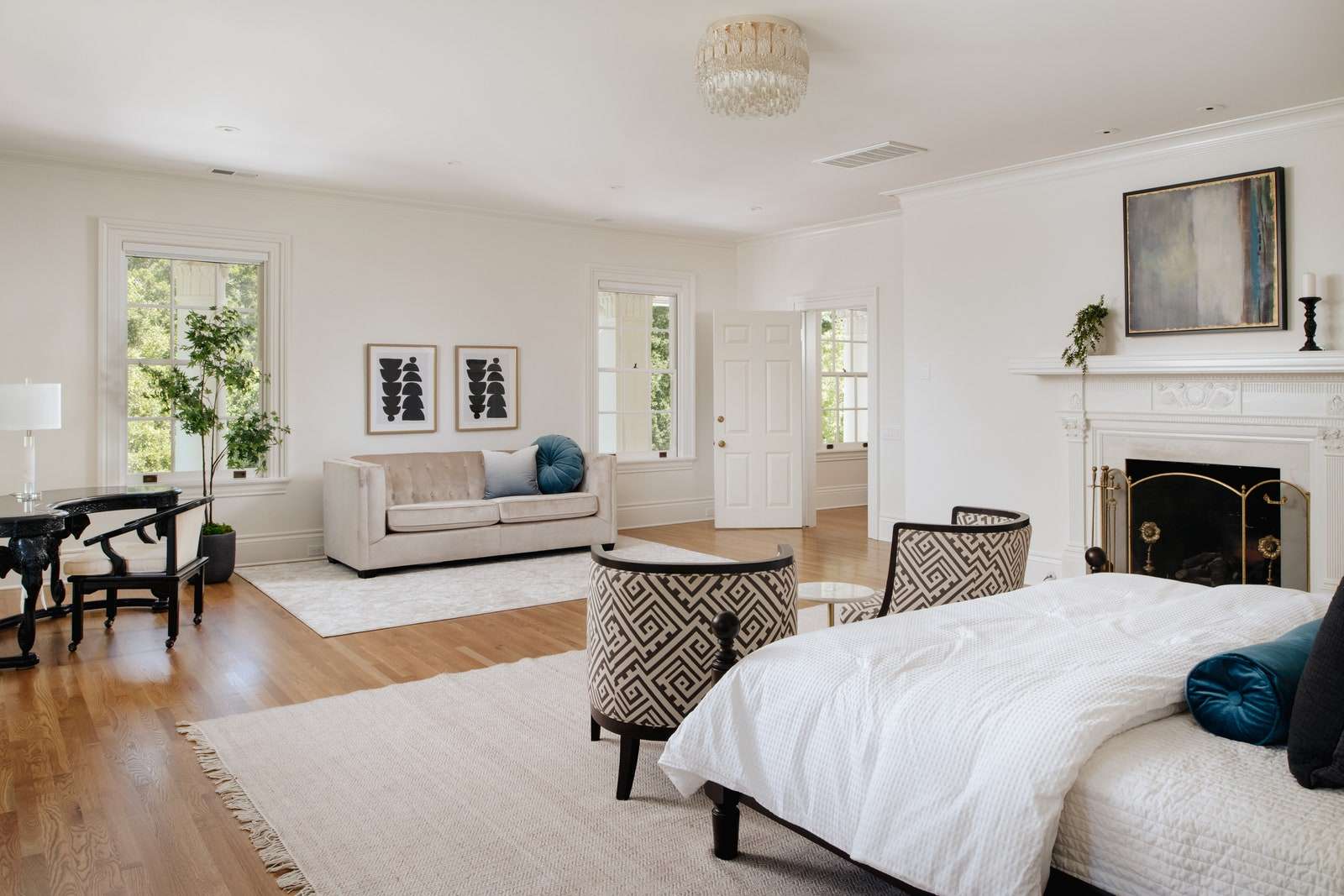 يضم العقار الكبير 11 غرفة نوم.