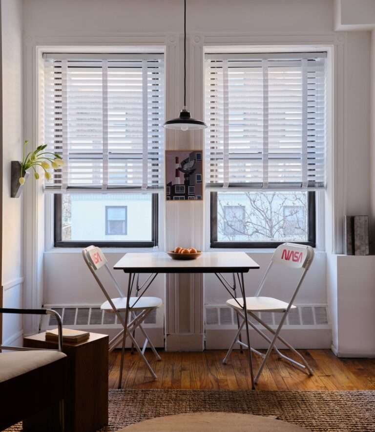 طاولة طعام Eames DTM 20 عتيقة ومزهرية مخصصة من الألومنيوم ولوحة - بقلم جوليان بيس في المصمم الداخلي ...