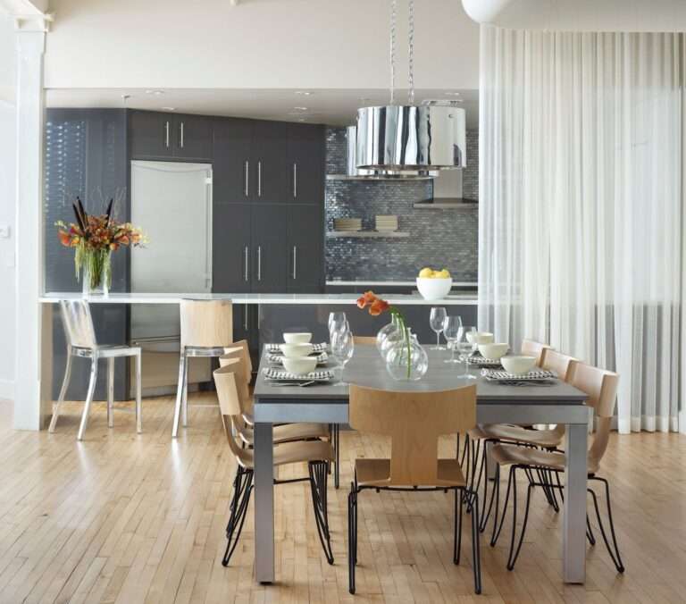 يتميز مطبخ تقديم الطعام من Tom Stringer بخزائن Sektion من ايكيا.