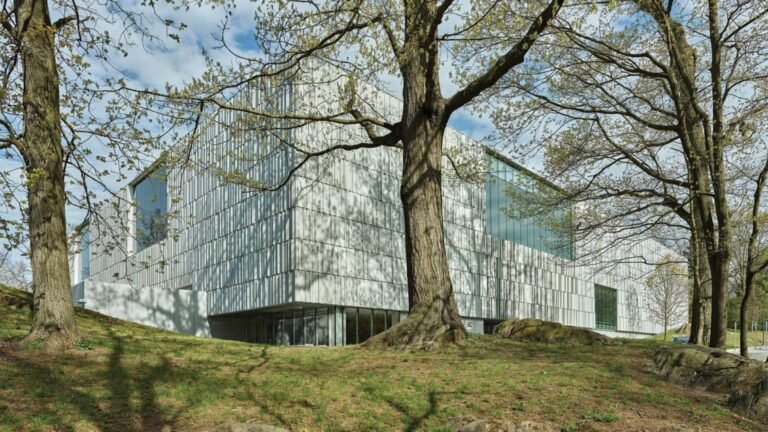 The Bruce Museum by EskewDumezRipple Integrates Spaces for Science and Art