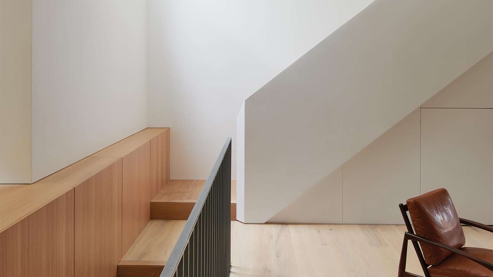 L / AND / A يملأ Fixer-Upper Townhouse في بروكلين بالضوء والهواء والتفاصيل الأنيقة