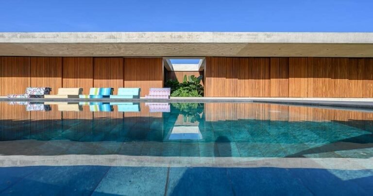 a floating slab and timber screens define estudio montevideo’s ‘el bosque’ house