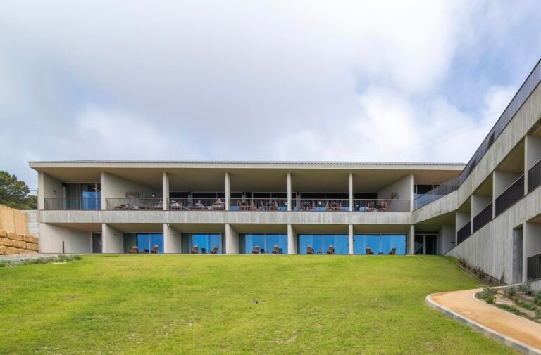 Immerso Hotel / Silva Dias Arquitectos