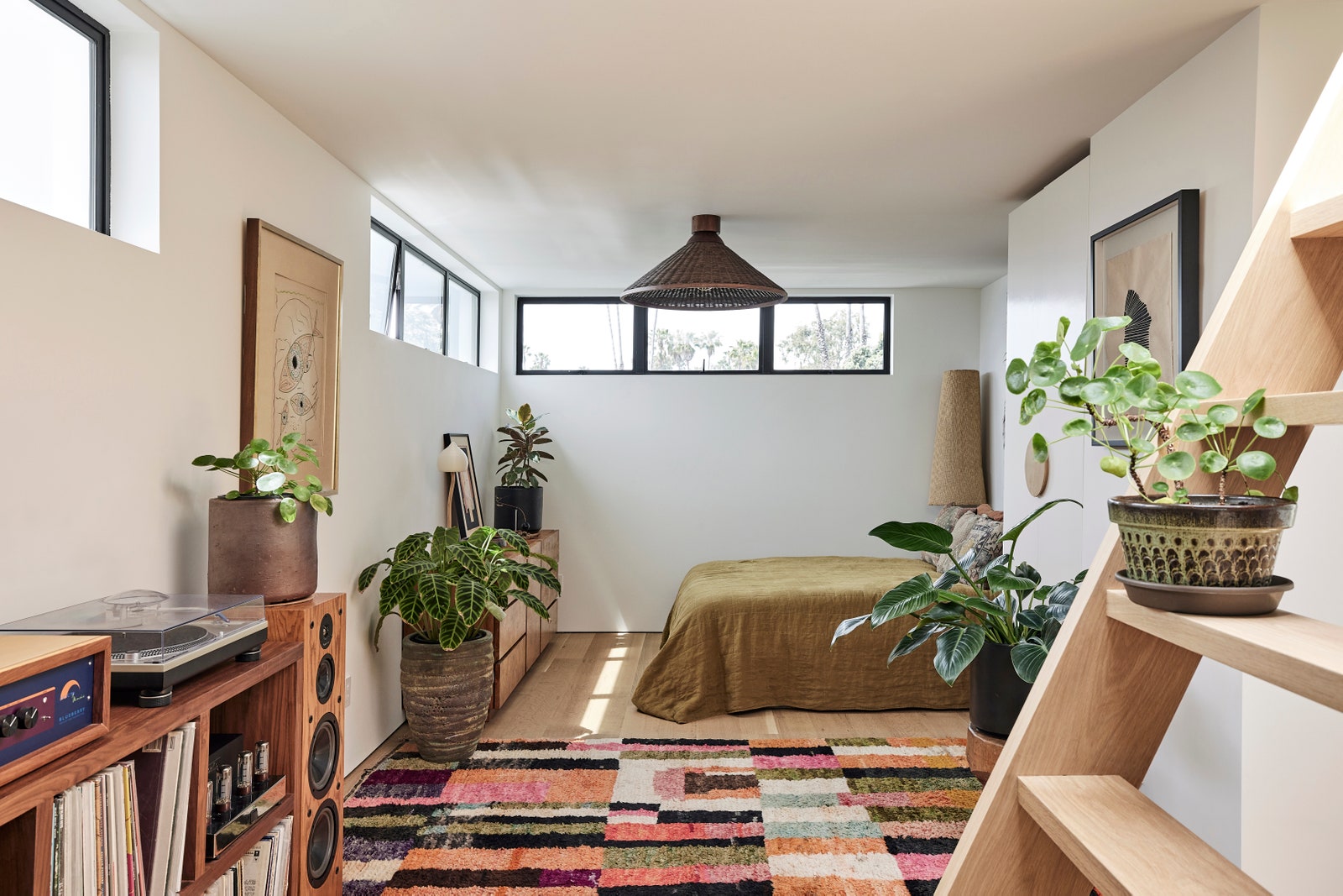 تقع غرفة نوم المنازل فقط في القوس في الطابق الثاني.  مع النوافذ العالية ، فإنه يوفر الخصوصية بينما ...