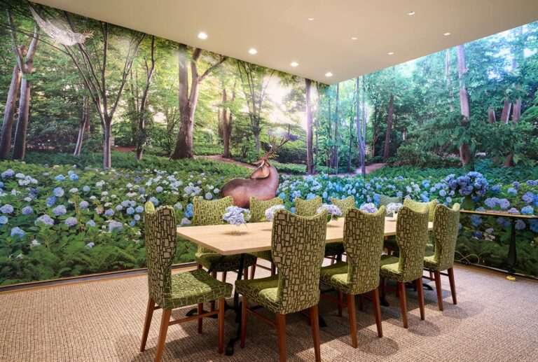 غرفة الطعام الخاصة ملفوفة بغطاء حائط فوتوغرافي لحديقة مارينوس الخاصة بهامبتونز.