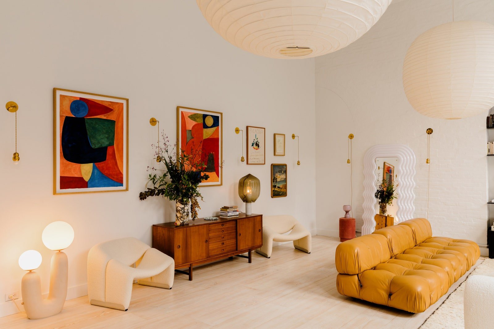 أريكة معيارية من Mario Bellini في غرفة المعيشة في دور علوي SoHo من Elsa Hosk.