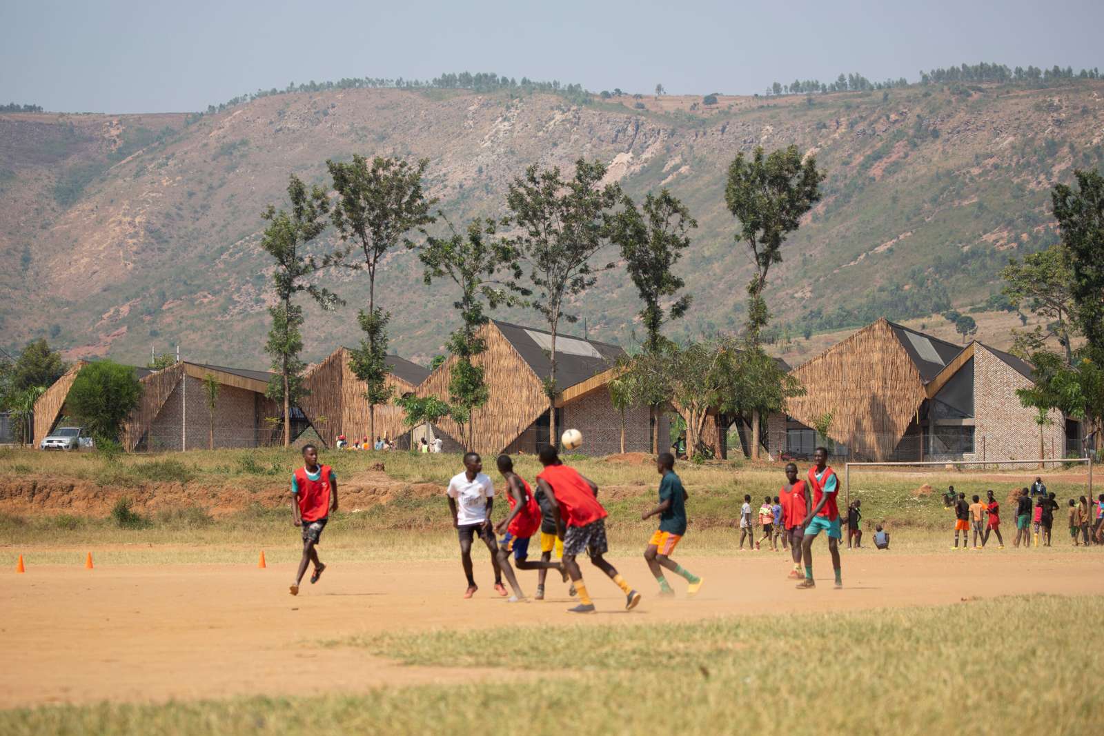 جذور متواضعة: 6 مشاريع معمارية معاصرة ترتكز على التصميم العامي