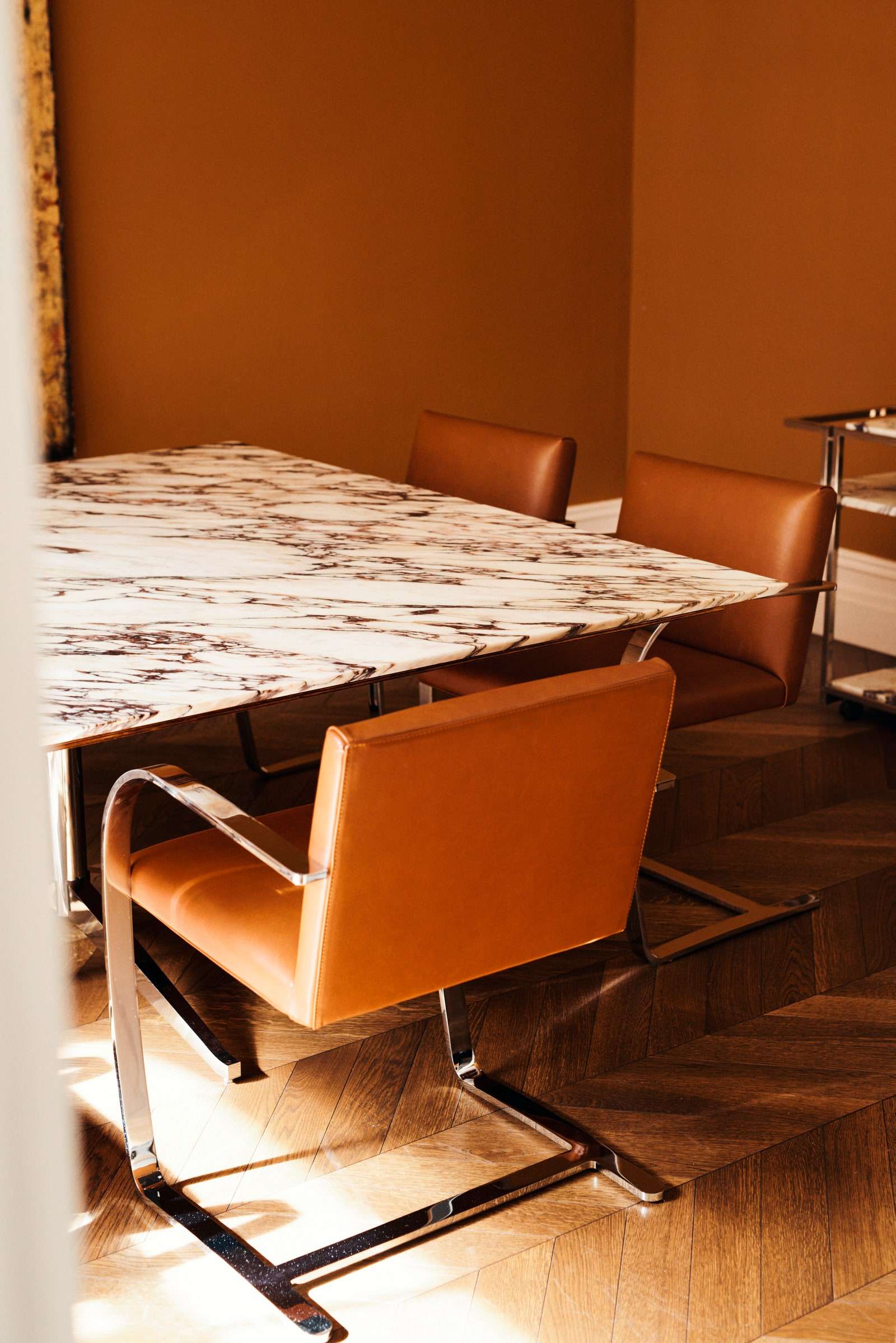 كراسي تناول الطعام من Emilia Wickstead's Knoll هي حلم منتصف القرن الحديث