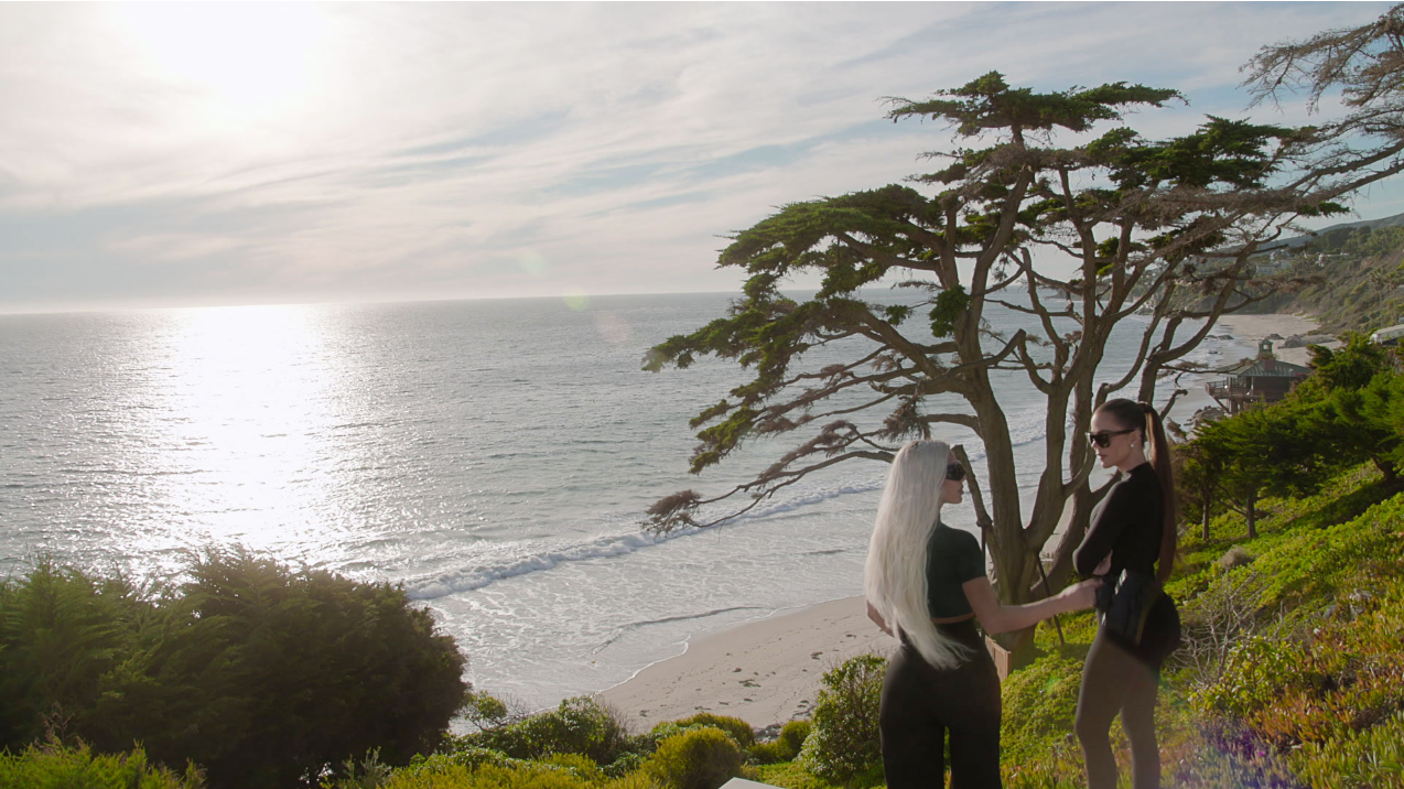 كيم وخلو يستمتعان بالمنظر من المنزل