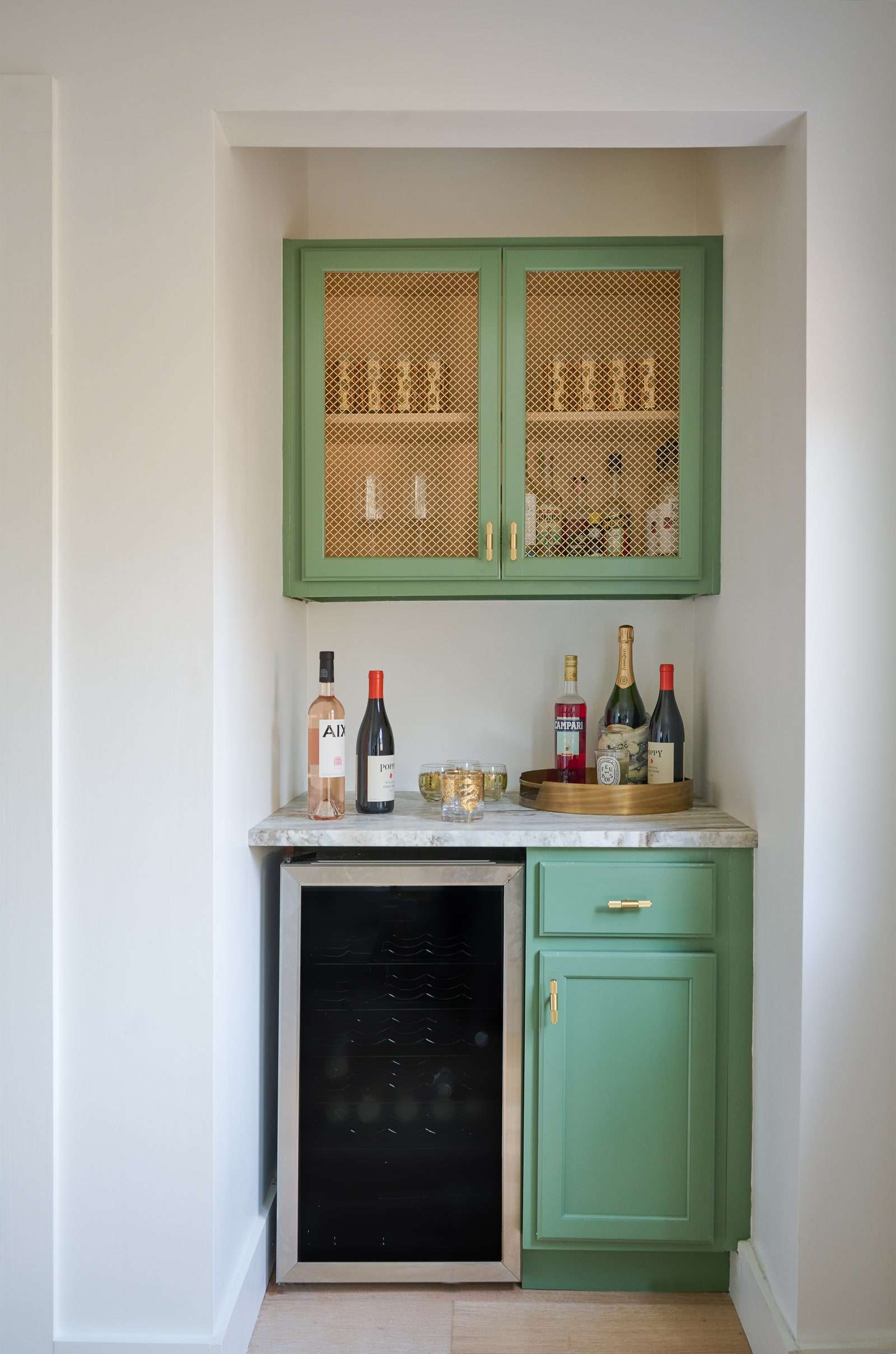 يحتل البار الجاف المخصص المقابل للمأدب مكانة كانت تستخدم في السابق لتكون خزانة غرفة النوم.