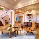 يستخدم اللون الوردي المترب كمواد محايدة في جميع أنحاء المنزل.