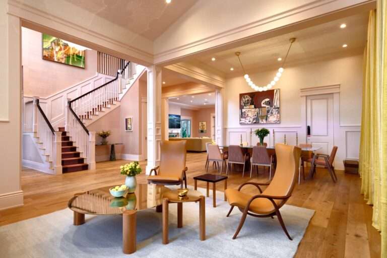 يستخدم اللون الوردي المترب كمواد محايدة في جميع أنحاء المنزل.