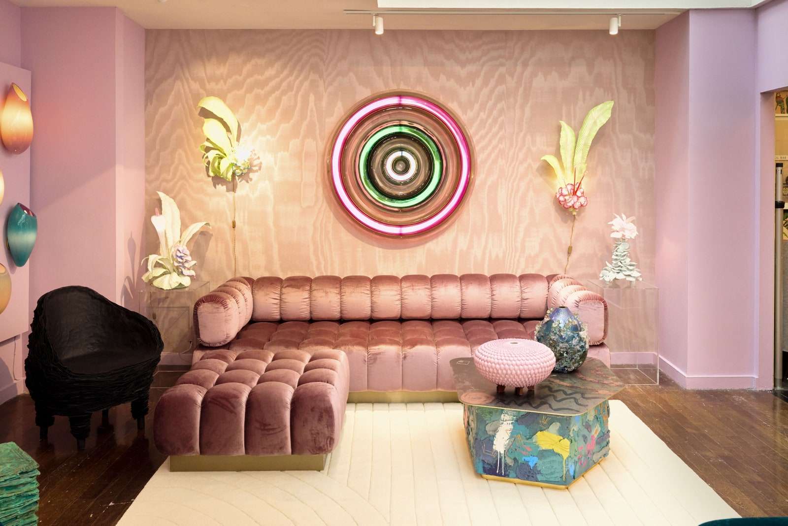 تموج في النسيج ديدار معروض في معرض تود ميريل في برجدورف جودمان في نيويورك.