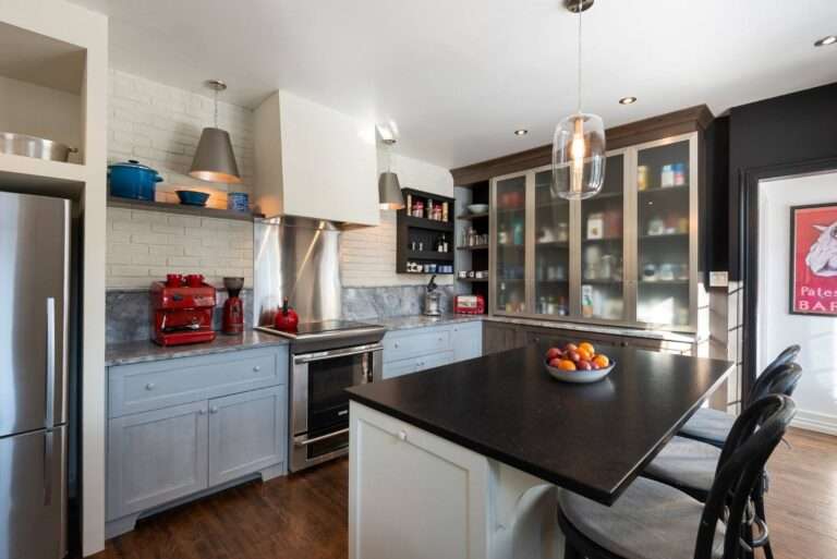 BEFORE The old kitchen was covered in mismatched finishes.