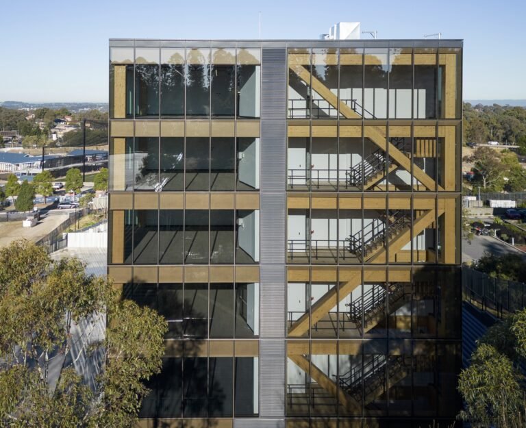 The Bond Commercial Building / fitzpatrick+partners