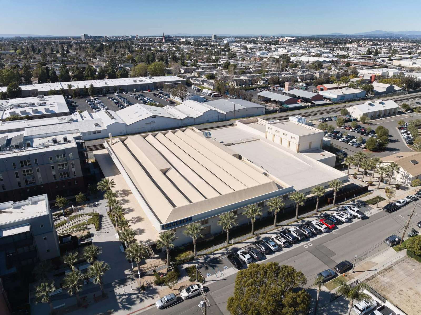 LOHA transforms an orange-packing house into an arts center