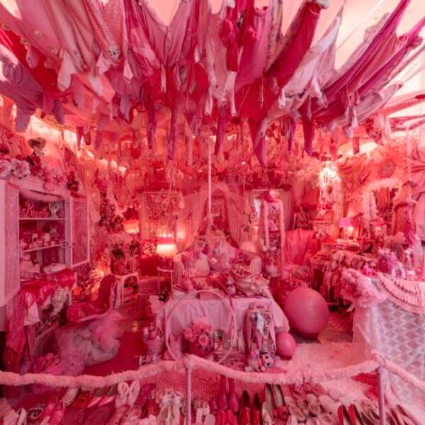 In Striking Assemblages, Portia Munson Elucidates Societal Constraints on Women