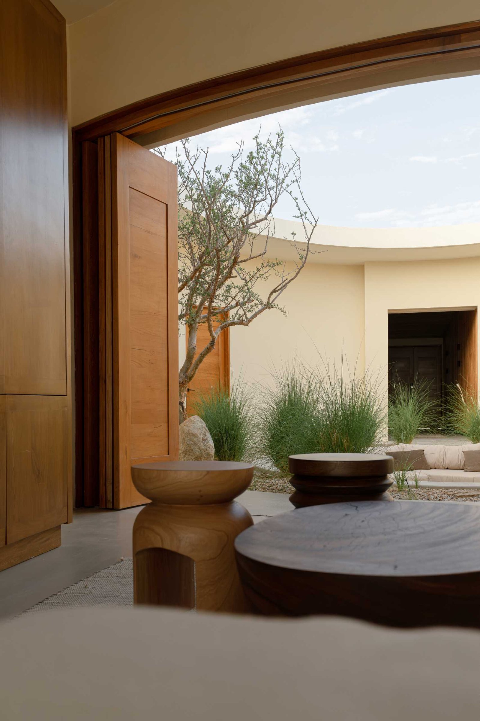 Surrounding the central patio of this contemporary house, the living spaces open fully from the entrance to the beach terrace, allowing for cross-ventilation and seamless integration between spaces.