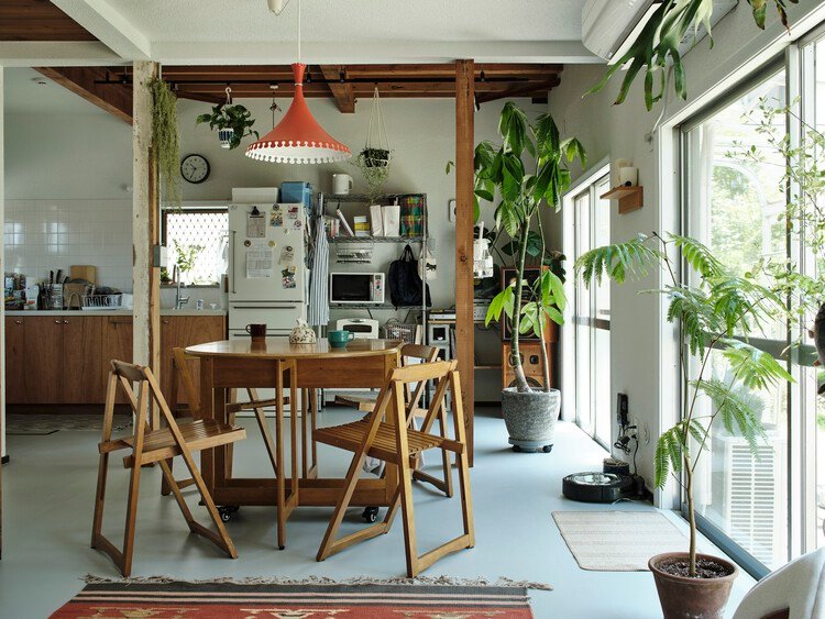 Fueda House / ROOVICE - Interior Photography, Dining room, Wood, Lighting, Table, Chair, Shelving