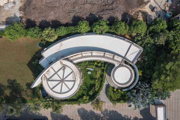 Whispering Curve Office / Ace Associates - Image 5 of 25