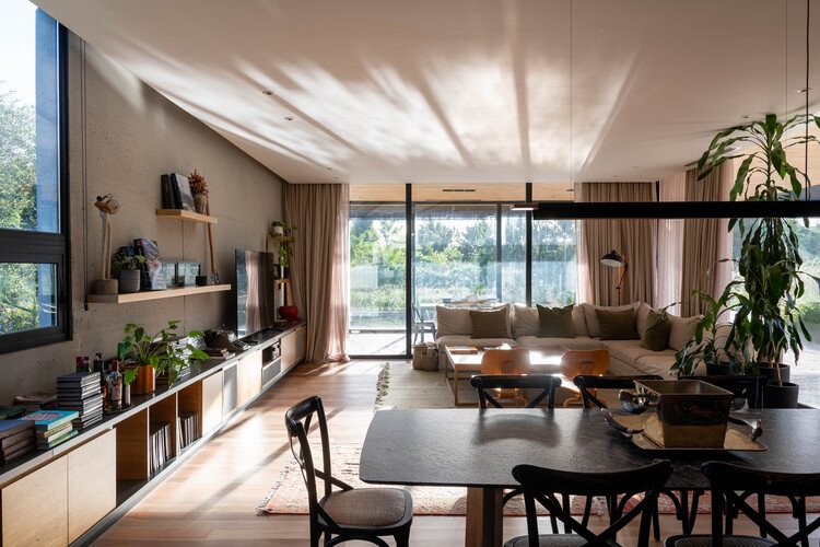 Cañuelas House / 3164.estudio + SDF Arquitectos  - Interior Photography, Dining room, Wood, Sofa, Table, Chair, Lighting
