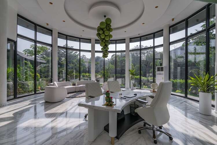 Whispering Curve Office / Ace Associates - Interior Photography, Chair, Lighting, Table, Glass