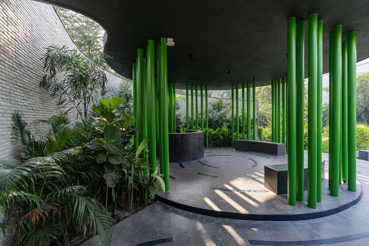 Whispering Curve Office / Ace Associates - Image 9 of 25