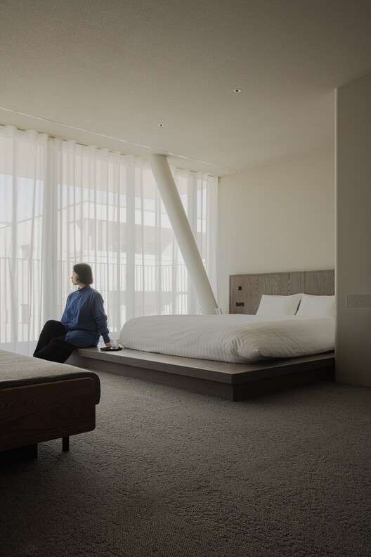Hotel Rakuragu / kooo architects - Interior Photography, Bedroom, Wood, Bed