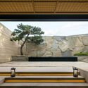 Aji stone (biotite granite) wall by Izumiya Sekizaiten of Takamatsu City, Kagawa Prefecture. Image © Nikken Sekkei Beijing Xitan Hotel Landscape Design / Nikken Sekkei - Image 3 of 38