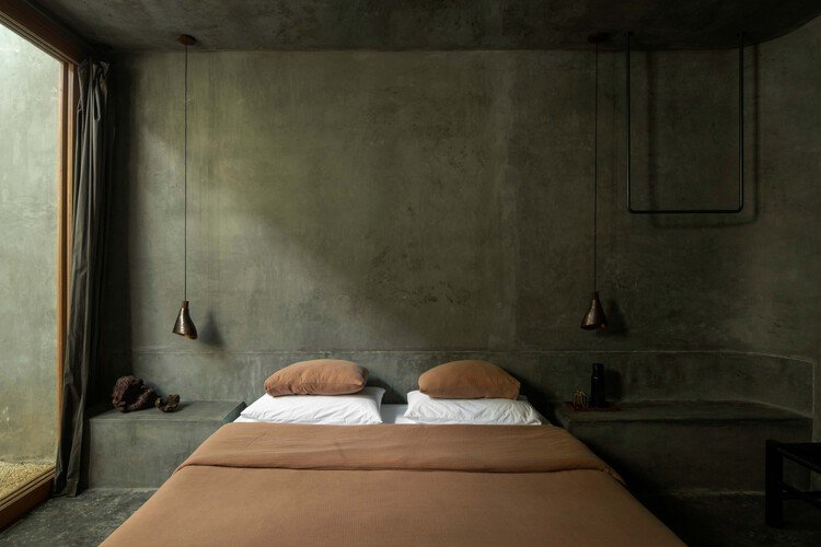 Gruta House / Salvador Román Hernández +  Adela Mortéra Villarreal - Interior Photography, Bedroom, Lighting, Bed